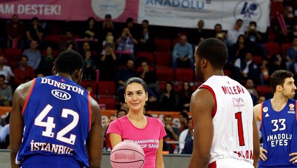 Поддержка борьбы с раком груди от Бергюзар Корель с "Розовым мячом"