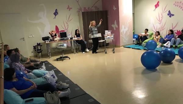 Школа для беременных привлекла внимание