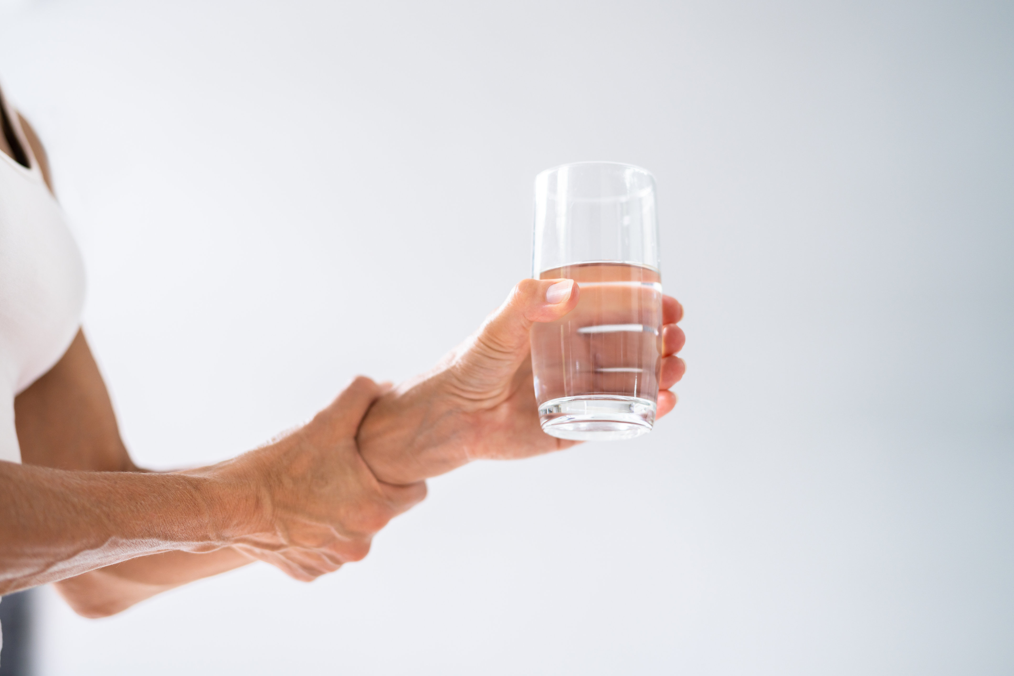 Болезнь дрожания (эссенциальный тремор): симптомы и лечение