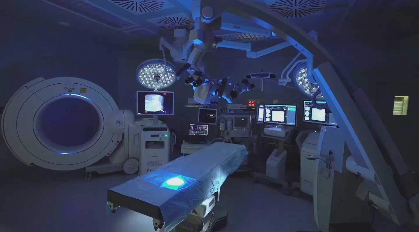 Гибридная операционная в нейрохирургии: операции на головном мозге, спинном мозге и нервах